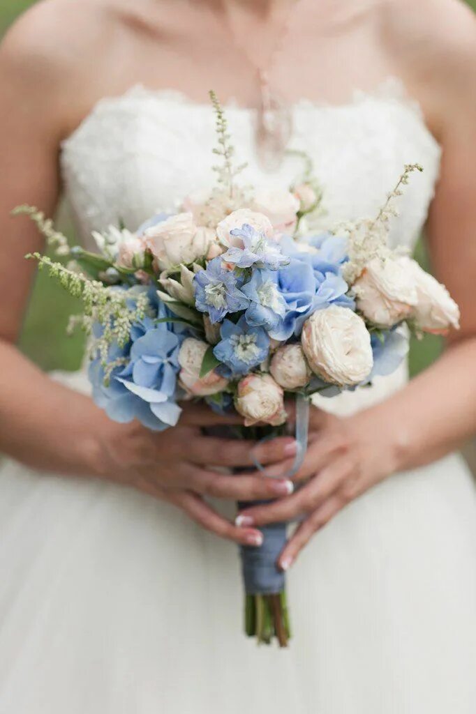 Кремово голубой. Свадебный букет в бежево голубых тонах. Букет невесты бежево голубой. Свадебный букет с голубыми оттенками. Букет невесты бежево синий.