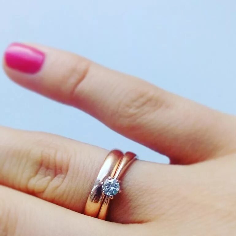 Lindas alianças de noivado e casamento feitas à mão em ouro branco. As joias tam