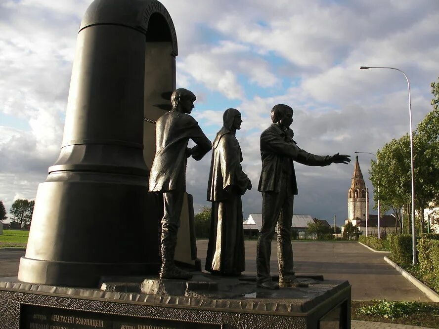 Памятник Тарковскому Суздаль. Памятник Андрею Тарковскому в Суздале. Памятник Тарковскому достопримечательности Суздаля. Памятник тарковскому