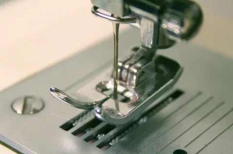 Работа иглы в швейной машине