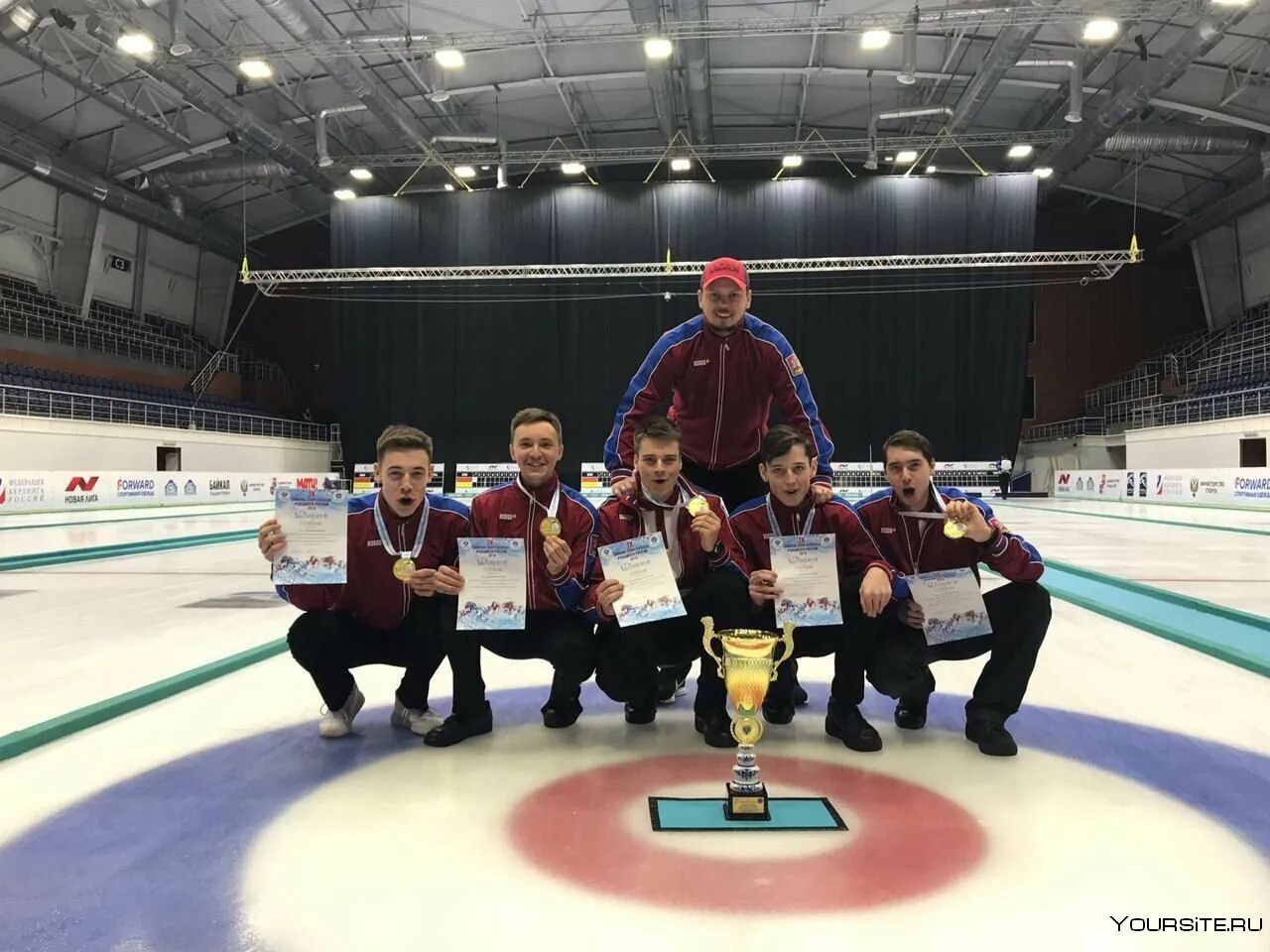 Иркутская команда керлинг. Керлинг дмитров. Керлинг дмитров турнир 2021. Москвич керлинг соревнования. Керлинг дмитров.