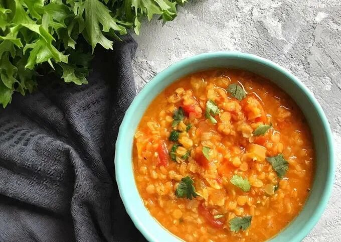 томатно чечевичный крем суп. суп с чечевицей и томатами. чечевичный суп с помидорами. красный чечевичный суп. крем суп из чечевицы с беконом.