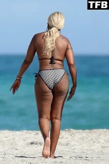 Mary J. Blige Shows Her Curves in a Bikini Relaxing on the Beach in Miami (...