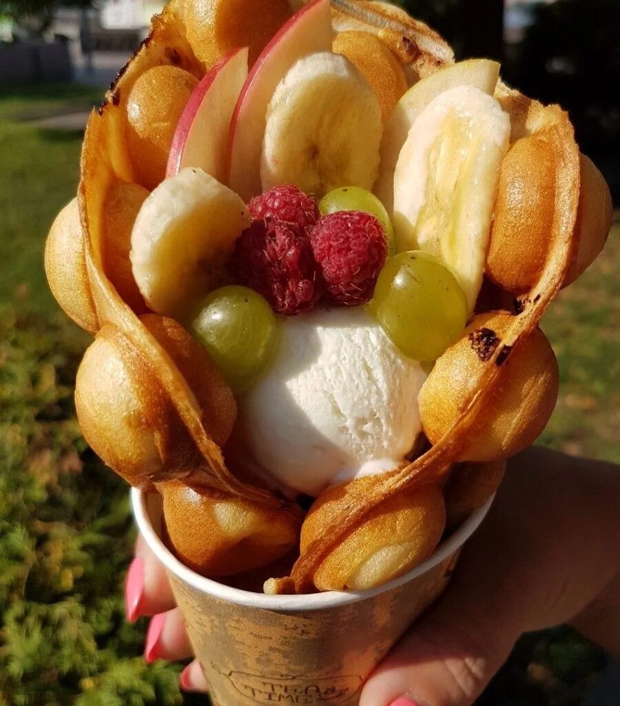 Вафли сочи. Бельгийские вафли Bubble Waffle. Мороженое Bubble Waffle. Гонконгские вафли мороженое. Гонконгская вафля с киви.