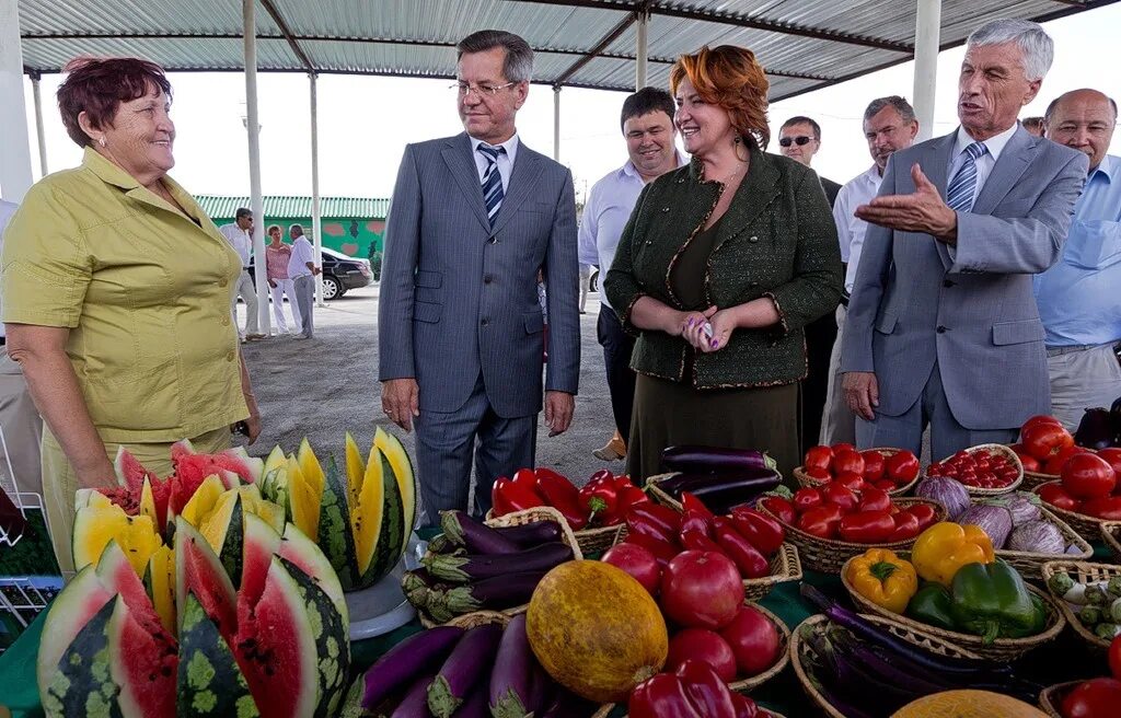 Поселок овощной ростовская область. Апк астраханский. Петропавловский храм овощной. Петропавловский храм овощной. Овощной развал фото на улицу.