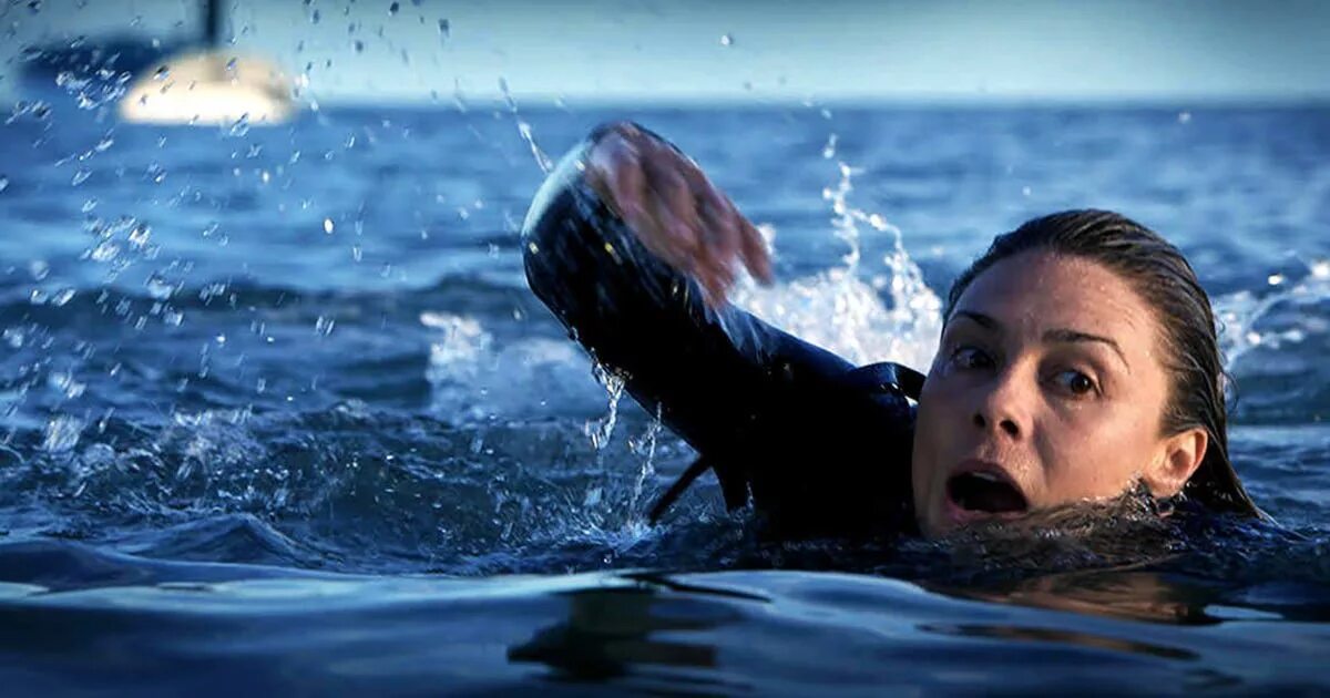 Плавать в мутной воде