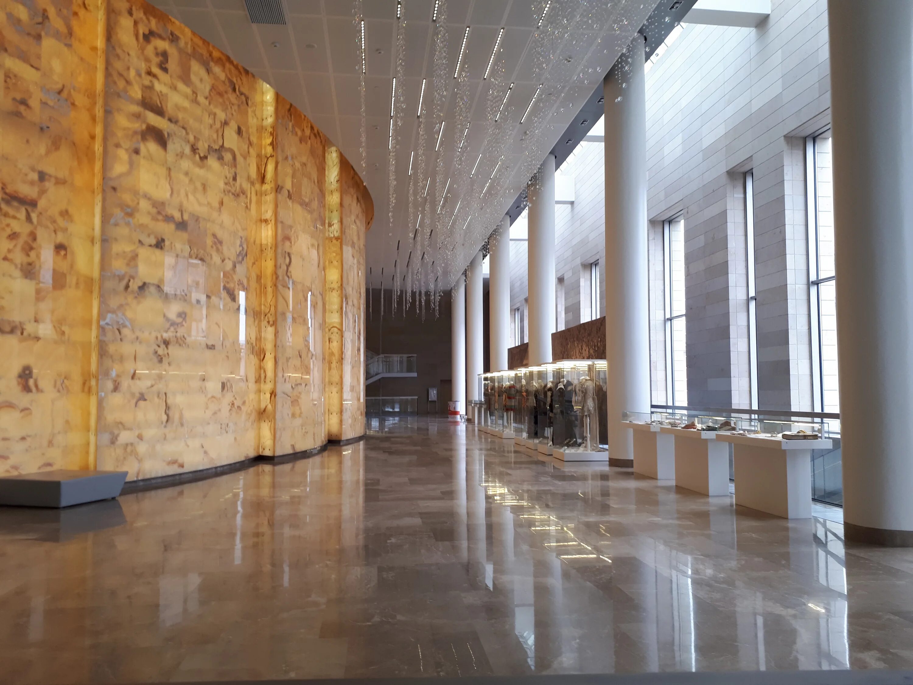 Новая сцена мариинского театра санкт-петербург фойе. Мариинский театр 2 фойе. Мариинский театр новая сцена фойе. Мариинский театр холл. Мариинский 2 фойе.