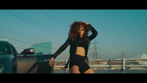 Shape of you клип. Девушка из клипа эда ширана. самый популярный клип 2025. популярные клипы с девушками 2013 года.