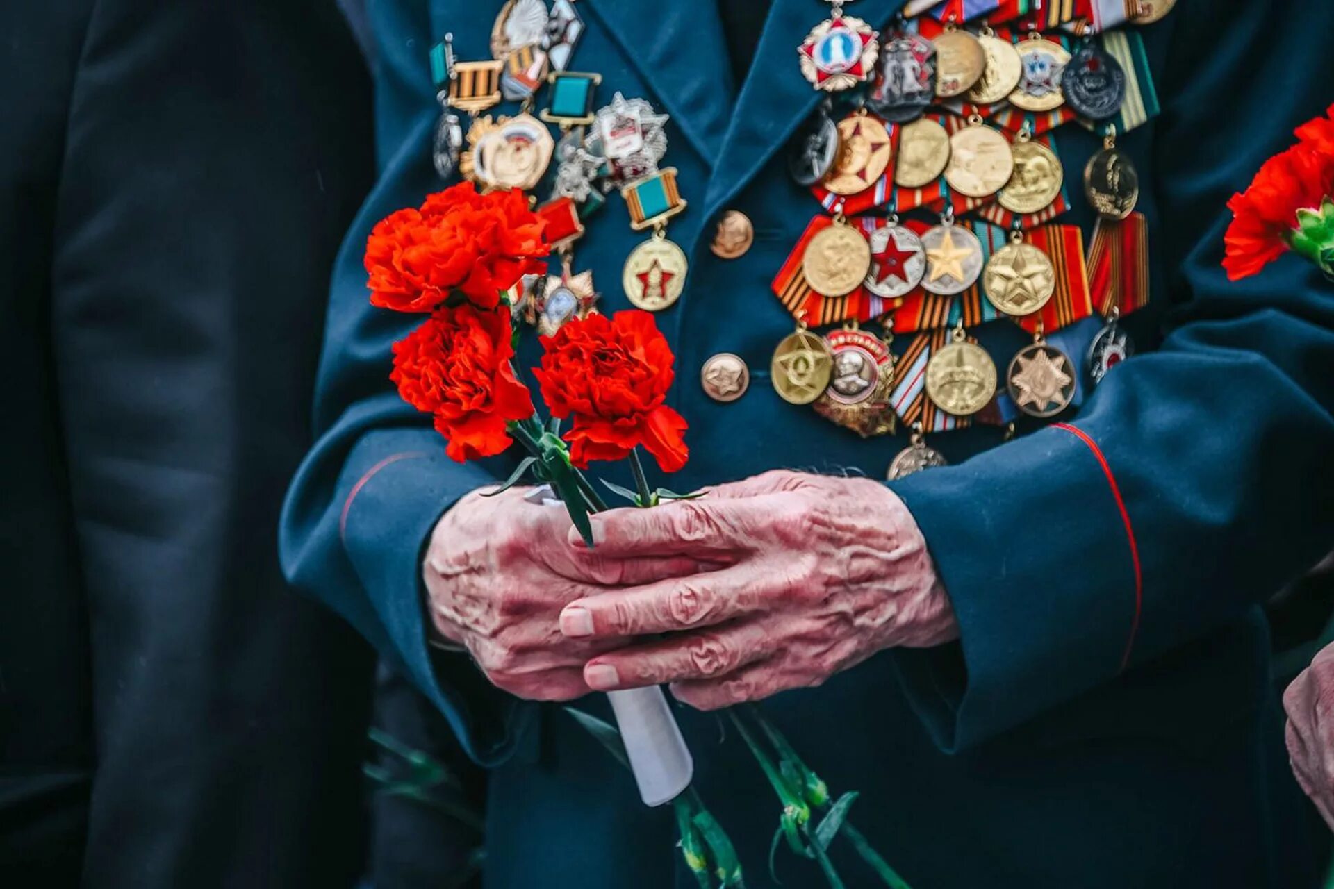 С победой 9 мая. Ветераны с наградами на груди. Солдат с медалями. Фотографии победы. Фотографии победы.