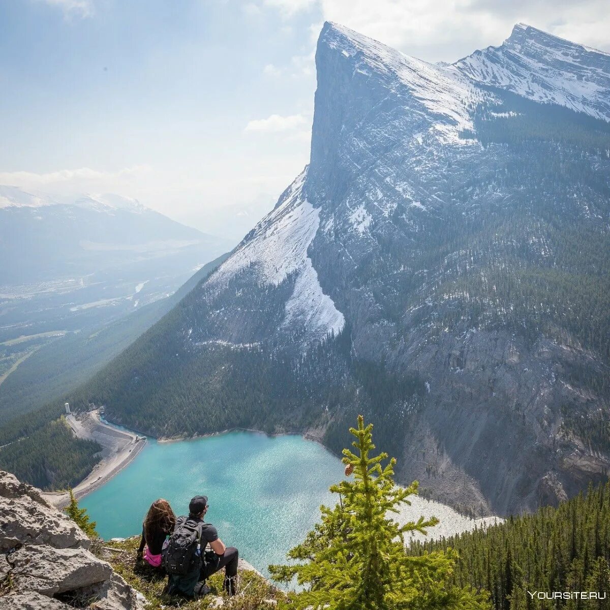 Человек на вершине горы. Фотосессия в горах. Джомолунгма восхождение. Человек у подножия горы. Стоять у подножия горы.