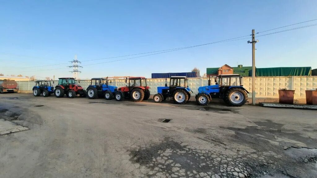 сельхозтехника орел. развивающиеся колхозы в кировской области. версатайл комбайн зерноуборочный. сельхозтехника в орле. трактор новый ростсельмаш комбайн.