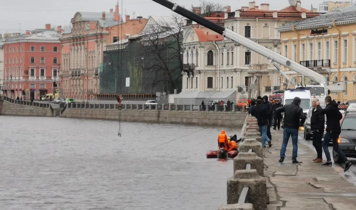 Мойка новости спб сегодня. МЧС спасатели Фонтанка. Спасательные работы на Фонтанке сегодня. Мерседес упал в Фонтанку. Падение машины с детьми в Фонтанку.