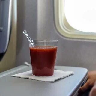 Почему томатный сок в самолете вкуснее
