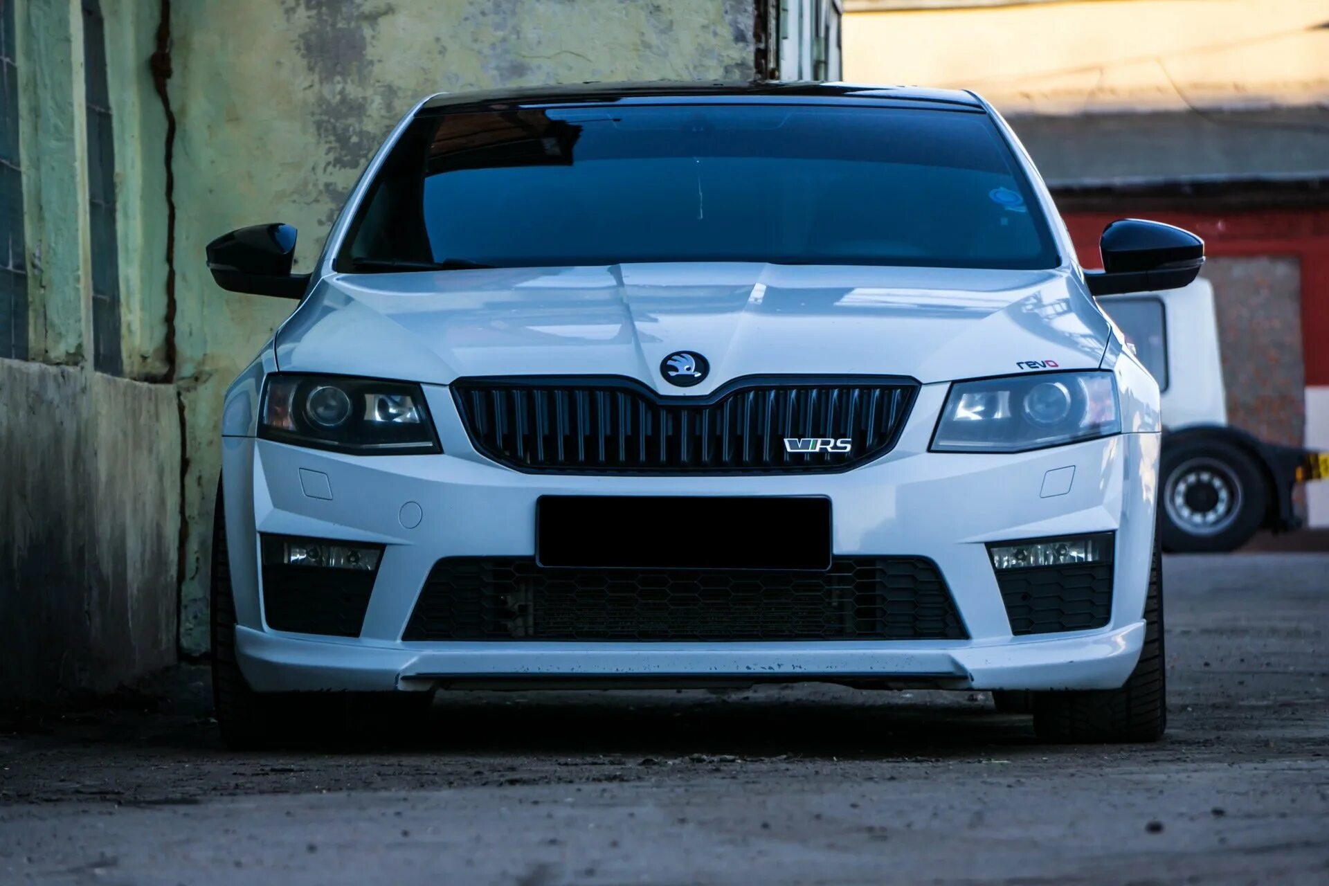 Skoda Octavia a7 RS белая. Тюнинг octavia rs