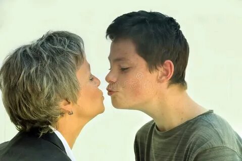 Целуюсь с сыном в губы