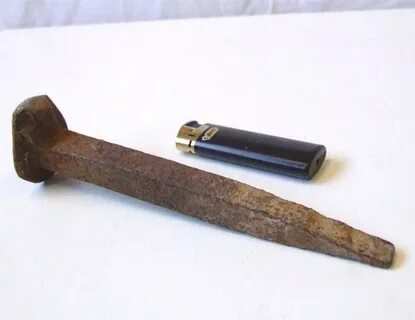 Большой деревянный гвоздь