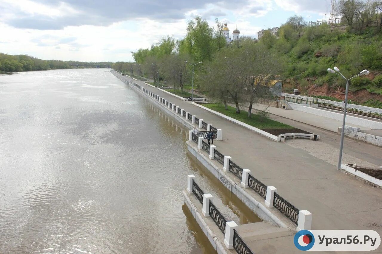 Уровень воды в реке урал сегодня. Оренбург река Урал разлив. Речка Урал в Оренбурге. Разлив Урала в Оренбурге. Урал разлился Оренбург.