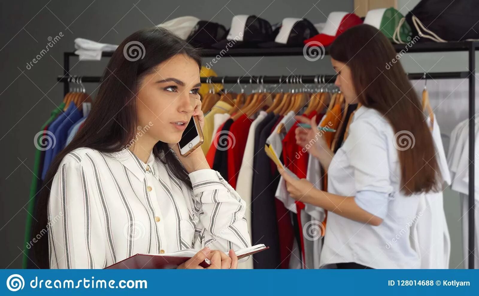 She is a shop assistant. Продавец одежды. Женщина продавец. Продавщица одежды красивая. Продавец одежды на рынке.