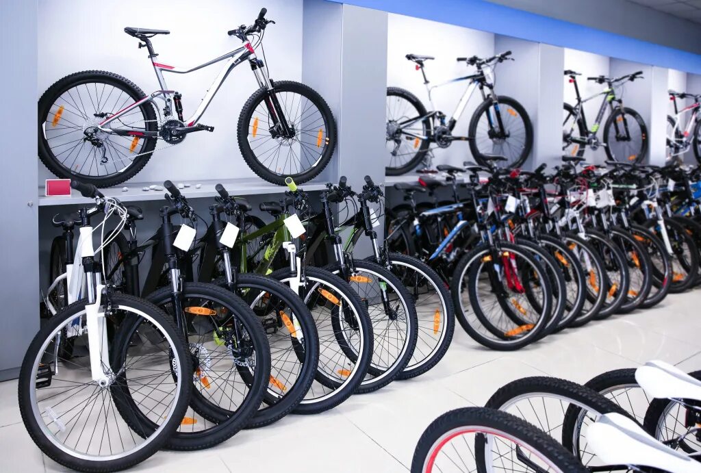 В каких магазинах можно купить велосипед. Склад велосипедов. Велосипеды в ассортименте. Магазин велосипедов. Много велосипедов.