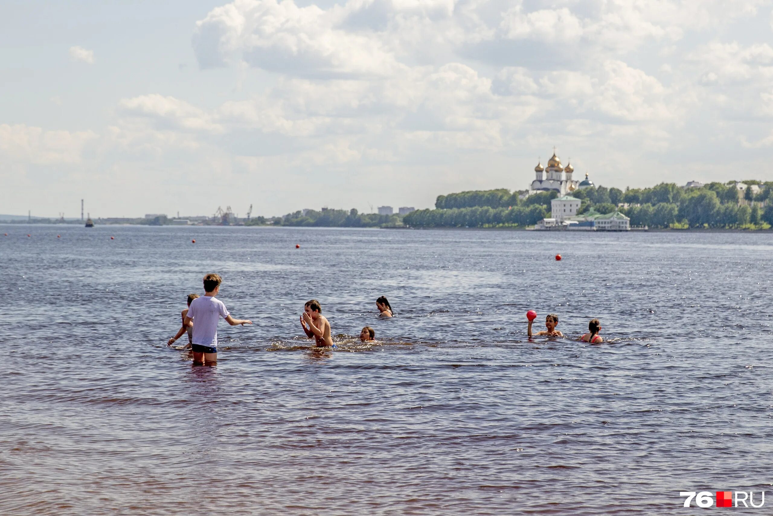 Купаются середина