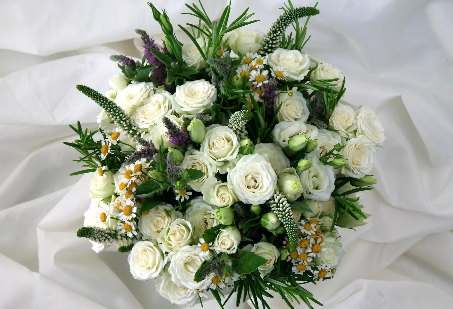 Высокие цветочные композиции. Оригинальные цветочные композиции. Композиция быстрый. Медленные композиции. Композиция из цветов в корзине.