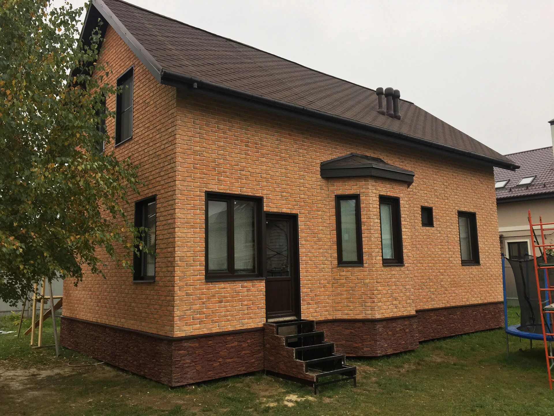Под кирпичного дома. Конаковский кирпич каньон. кирпичный дом. отделка дома кирпичом. фасад из кирпича.