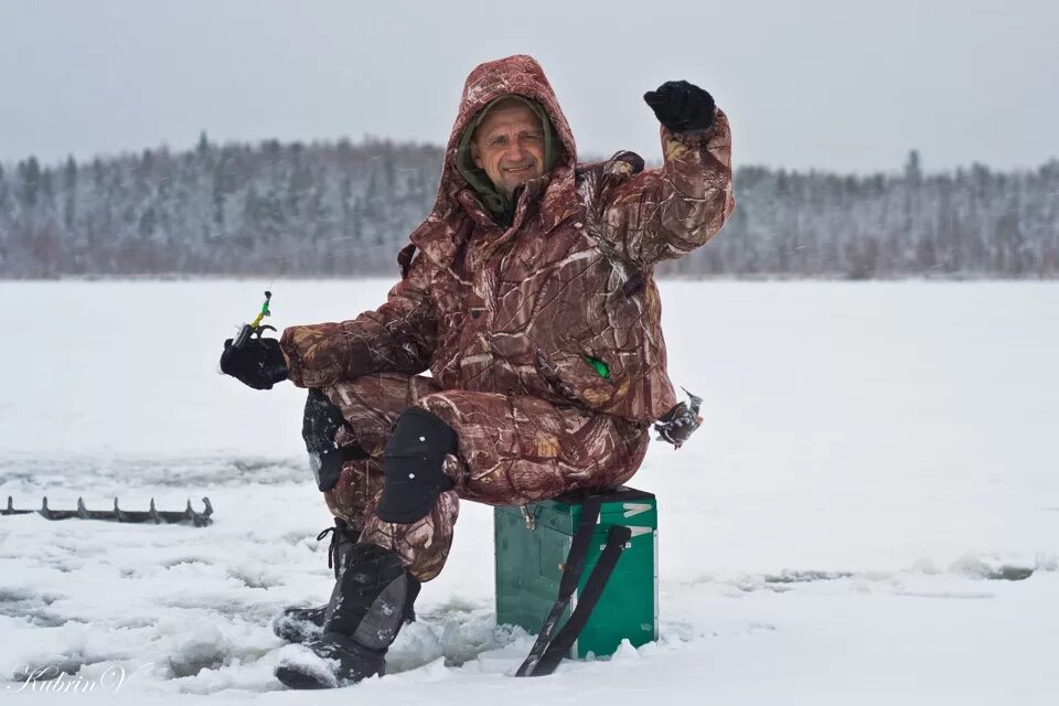 Мужик на зимней рыбалке. Зимняя рыбалка. парни на зимний рыбалке. мужчина на рыбалке зимой.