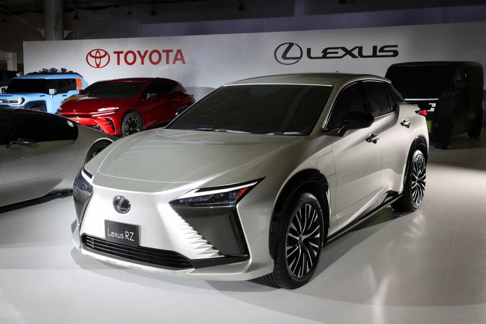 Toyota новые модели 2023. 2023 Lexus RZ 450e. Lexus RZ 450e. Лексус RZ 450. Лексус рз450 е.