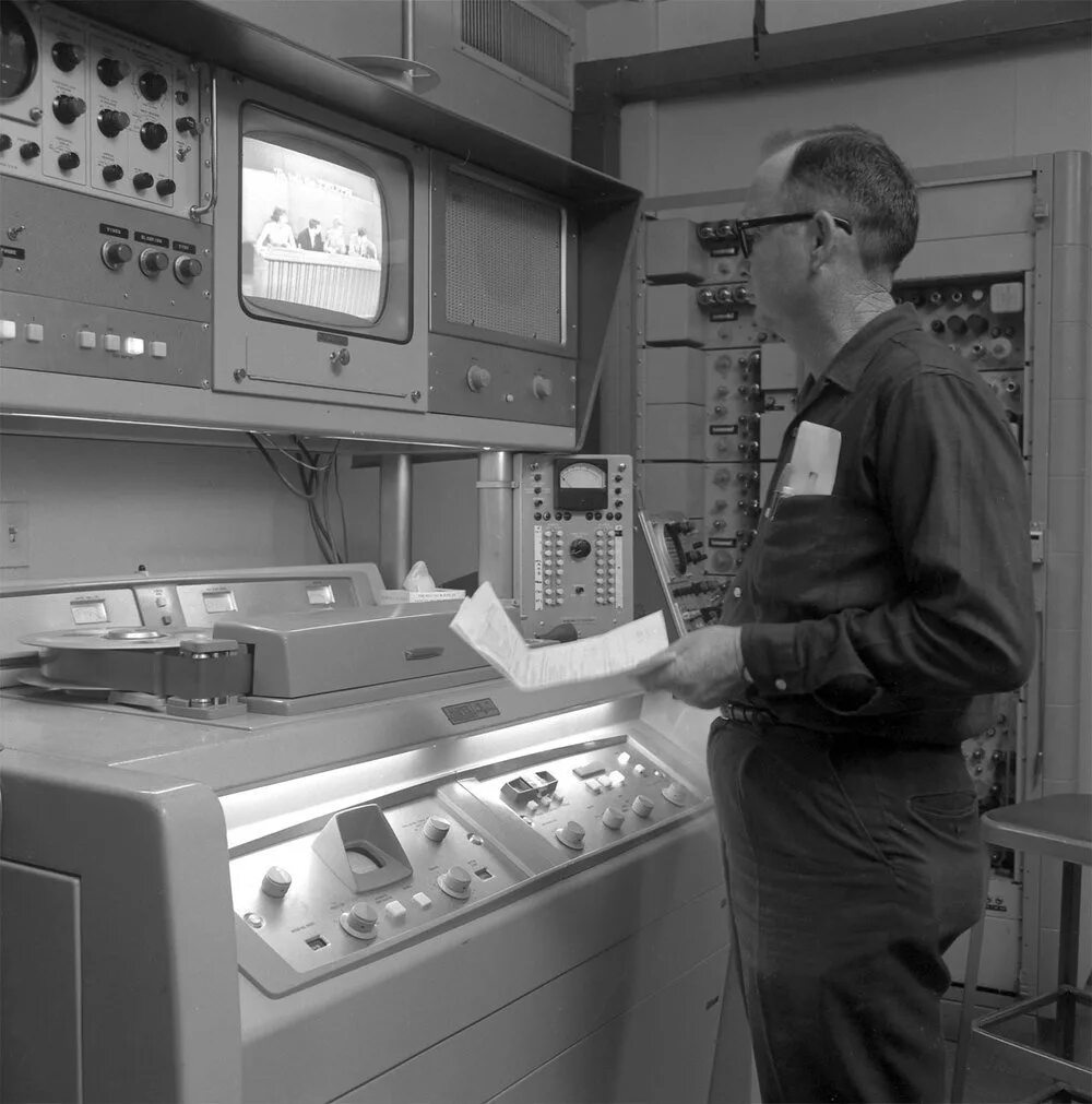 В каком веке был изобретен видеомагнитофон. Первый видеомагнитофон ampex. ampex vrx-1000. понятов ампекс. видеомагнитофон ампекс.
