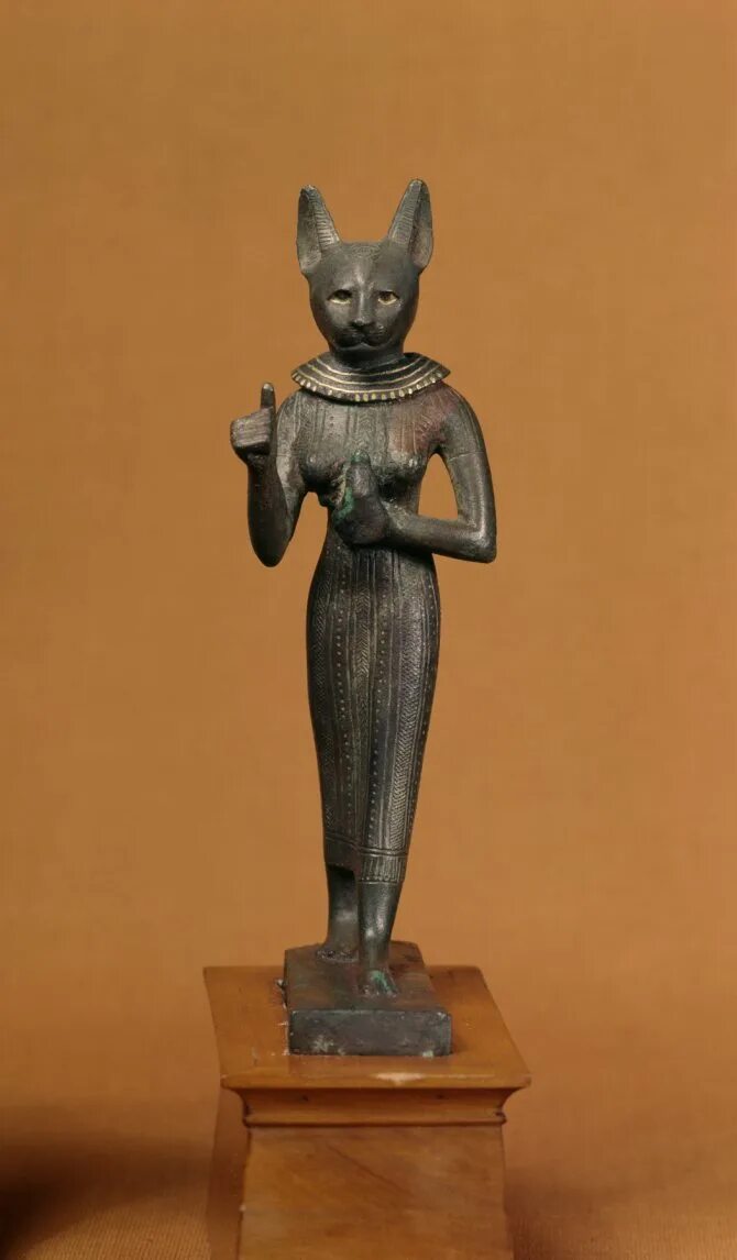 Статуэтка бастет британский музей. Богиня кошек бастет. Бог кошки в древнем египте бастет. Бастет богиня статуя. Бастет египет.