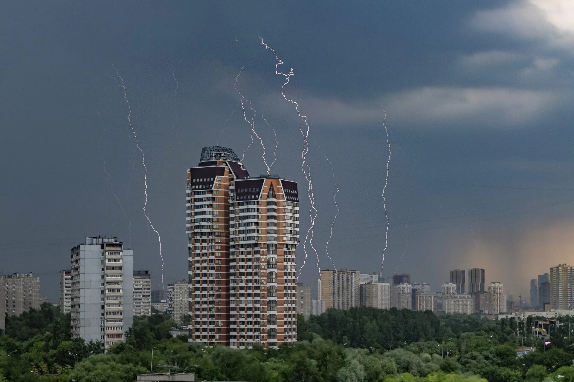 Дожди москва и область. Гроза в Москве 9 июля 2022. Гроза в Москве 2023. Москва Сити гроза. Гроза и град в Москве.