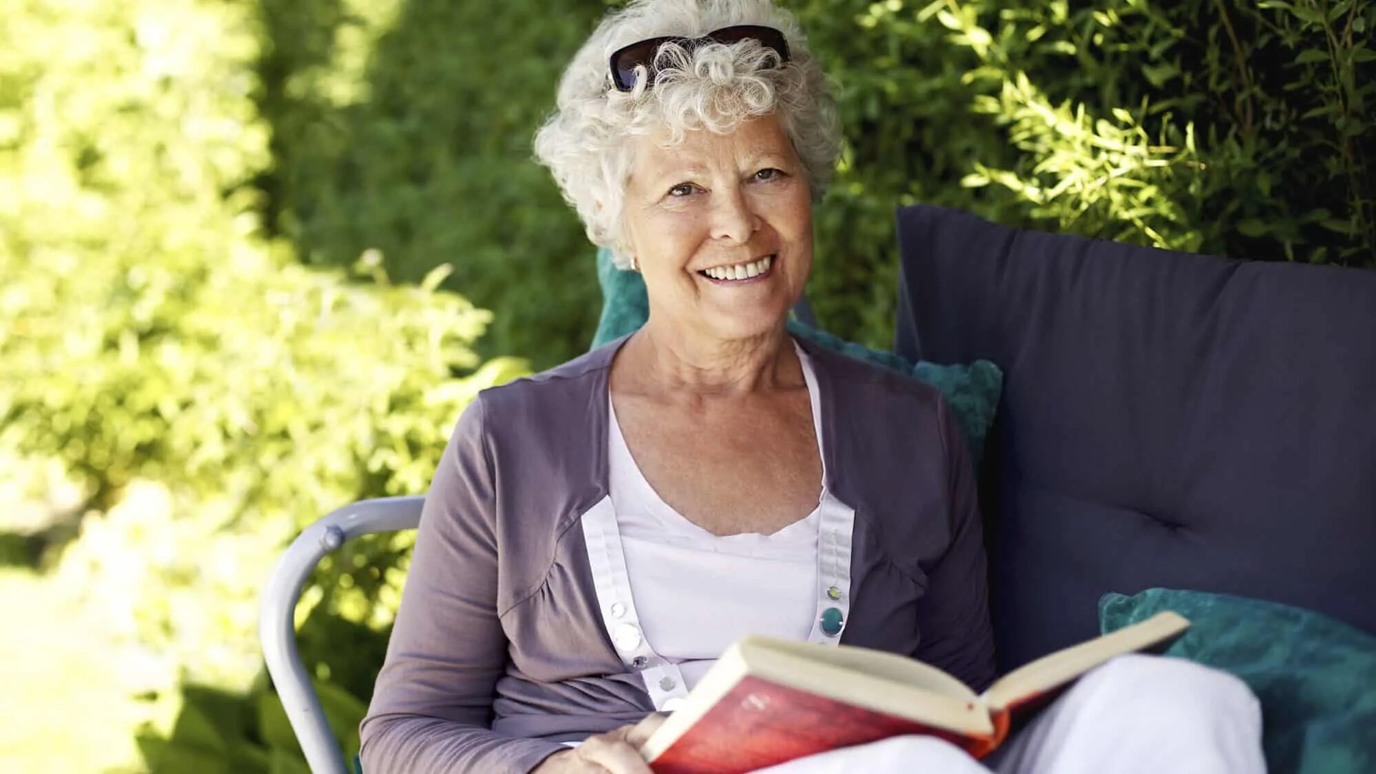 Женщина пенсионерка ищет. Пенсионерка. Красивая женщина на пенсии. Пожилая женщина читает. Добрая пожилая женщина.