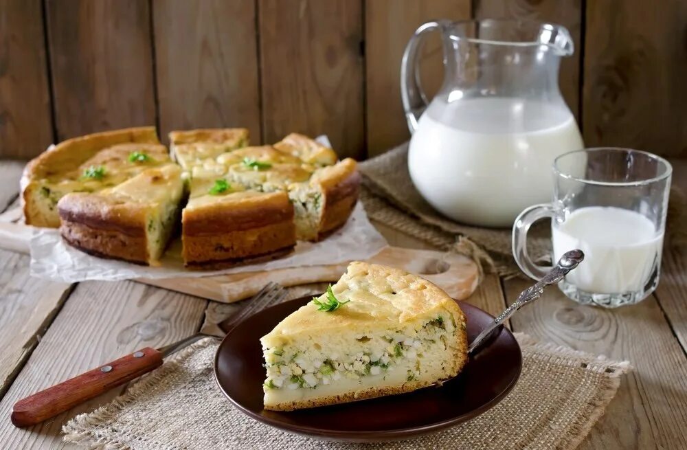 Зеленый пирог. Пирог с луком и яйцом. заливной пирог с луком и яйцом. пирог с зеленью и яйцом. пирог с творогом и зеленым луком.