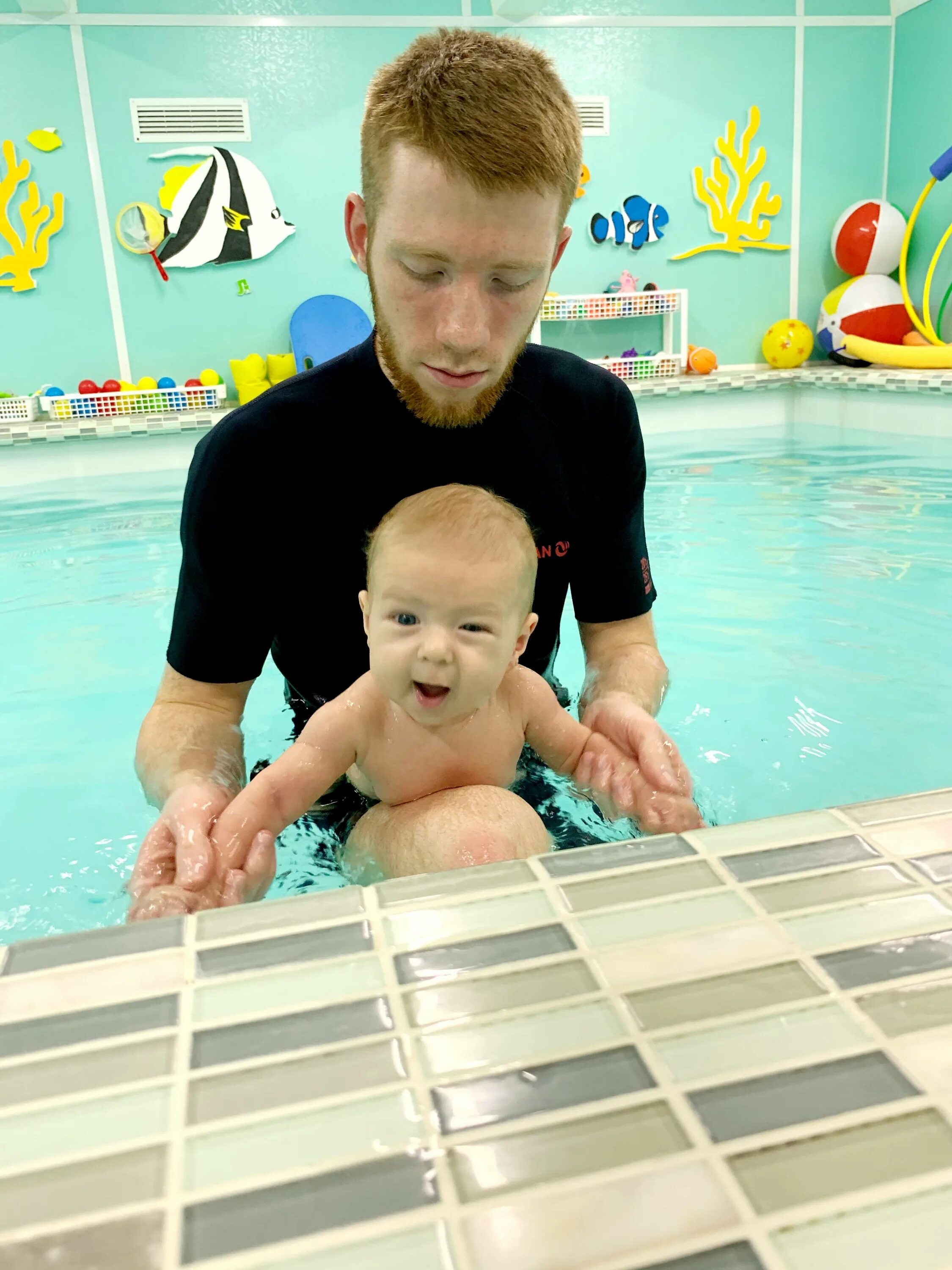 Грудничковое плавание с какого. Методика Гутермана грудничковое плавание. Занятия в бассейне для детей. Младенец в бассейне. Бассейн для грудничкового плавания.
