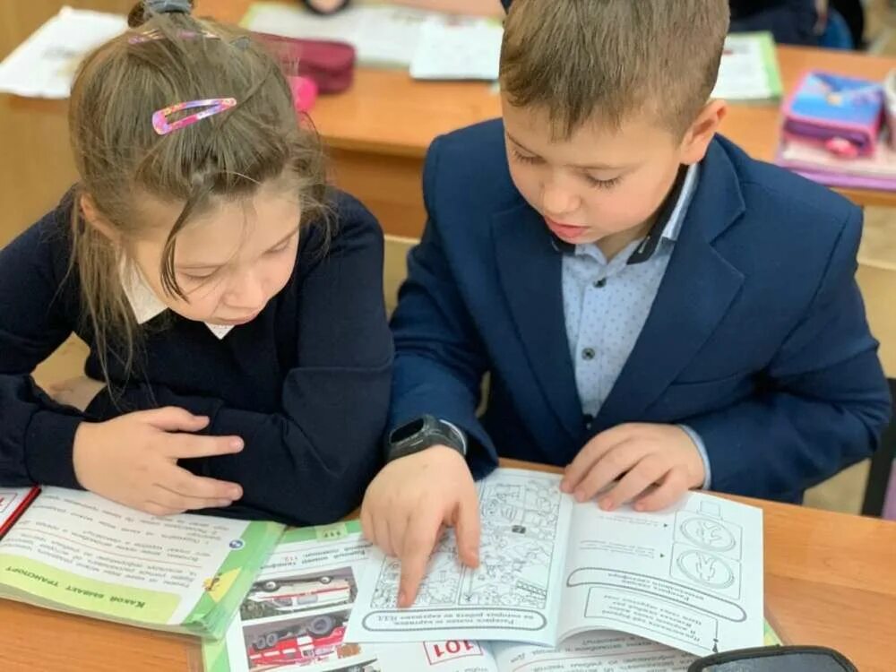 Видео перед школой. Ученик 3 класса. Ученики 4 класса. Школьники перед школой. Ученики 2 класса.