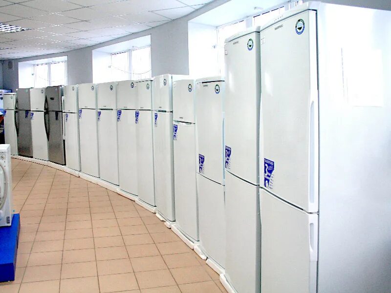 Бытовой техники холодильник. Холодильники в ряд в магазине бытовой техники. Ассортимент холодильников. Магазин техники холодильники. Продается холодильник.
