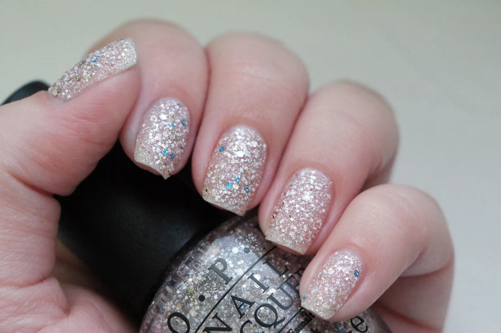 Маникюр с блёсткаююююю. Маникюр на новый с блестками. Красивый маникюр с блестками. Шикарный праздничный маникюр. Новогодний маникюр с блестками комбинированный.