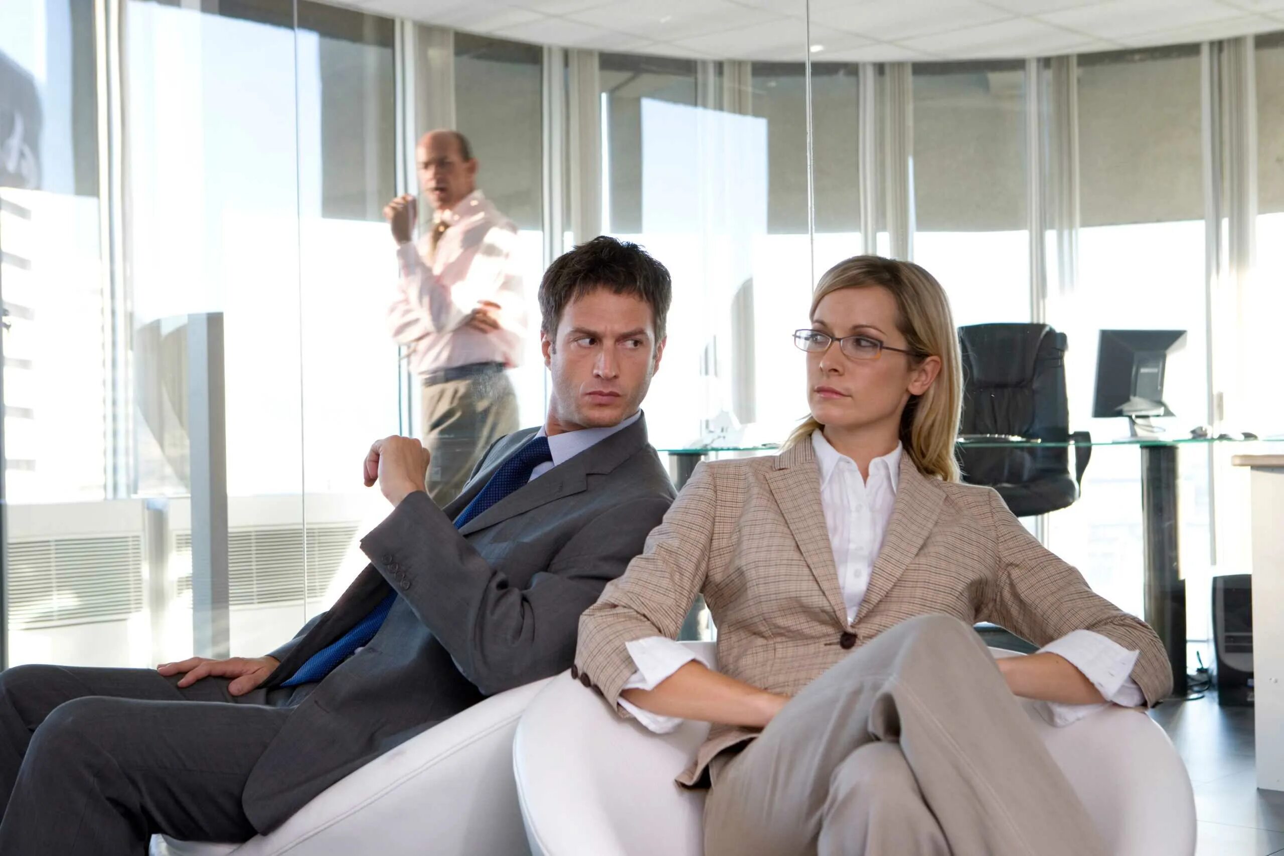 Муж и жена работают. Супруги работают в одной организации. Руководитель беседует с сотрудниками. Жена бизнесмена. Мужчина и женщина в офисе.