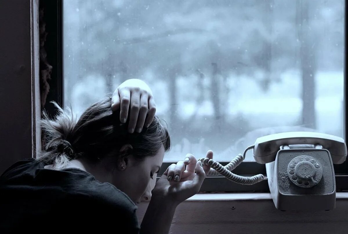 Телефонное мошенничество. Женщина с телефоном в кровати. Девушка звонит по телефону. Телефонное мошенничество. Девушка ждет звонка.