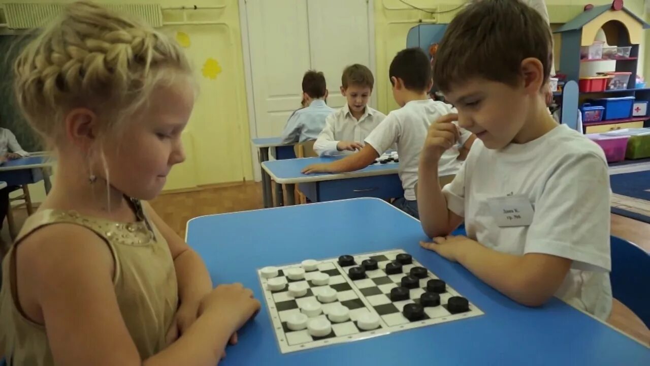Игра «шашки». Чапаевцы игра. Дети играют в шашки видео. Дебюты шашки для начинающих. Шашки турнир.