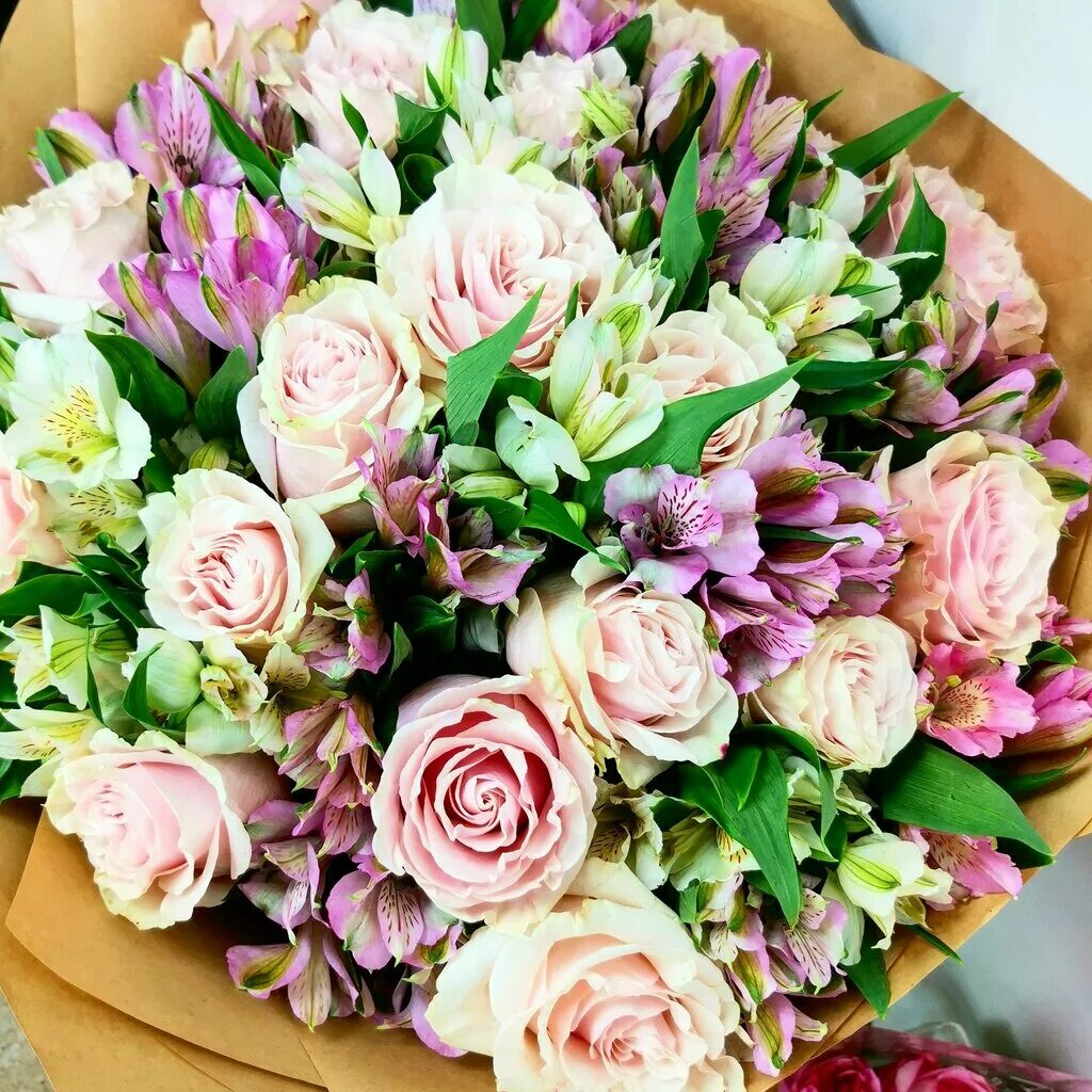 Сборные букеты с пионами. Композиция радость. Три букета на нижегородской. Клумбы нижнего тагила. Нижний букет.