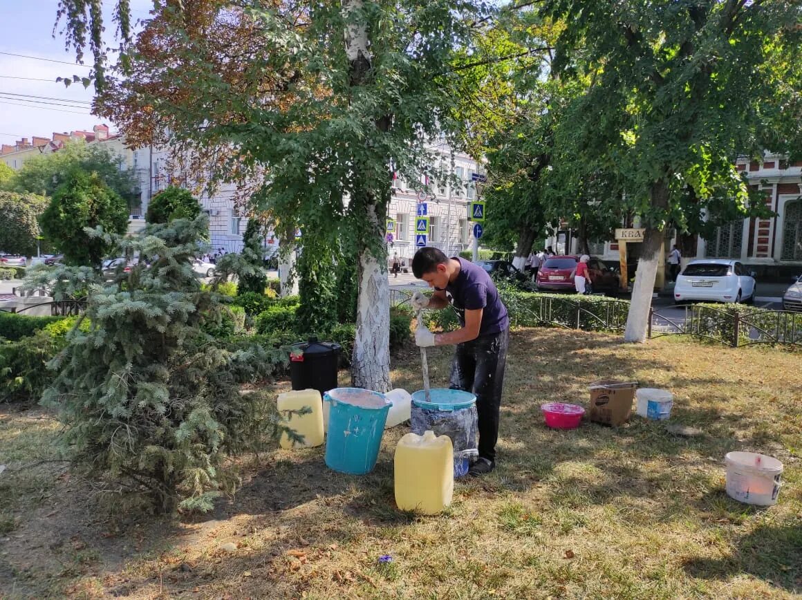 Армавир работа на час. Субботник по благоустройству территории школы. армавир сквер. торговля с жителями. субботник студентами в апреле.