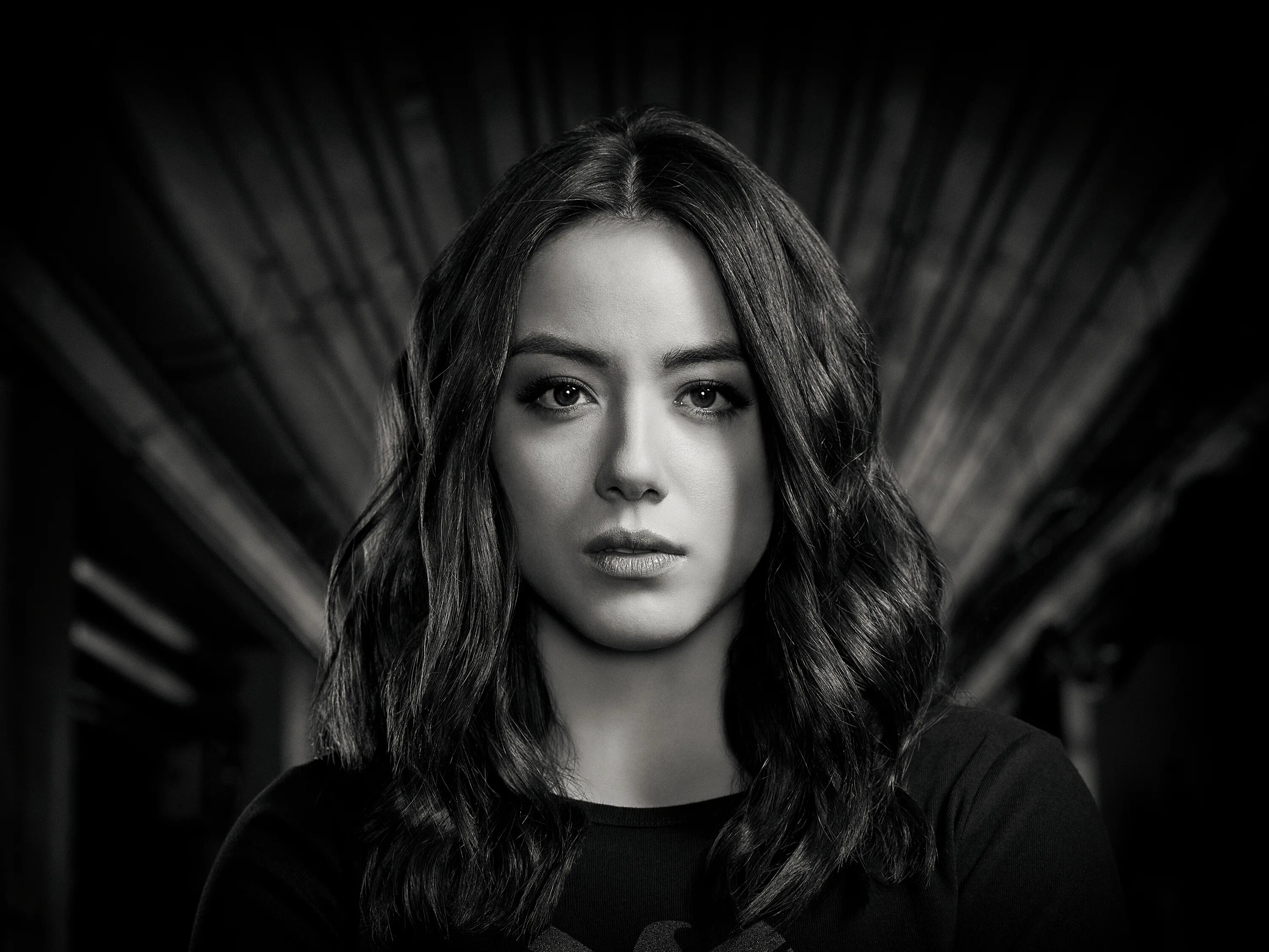 Chloe johnson. Дейзи джонсон. chloe bennet daisy johnson.
