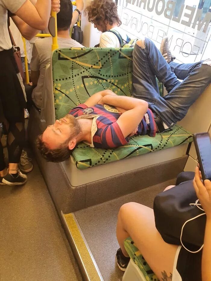 Общественные туалеты в голландии. Уличные туалеты в голландии. Люди в общественных местах. Написали в общественном месте. Ступни в общественном транспорте.