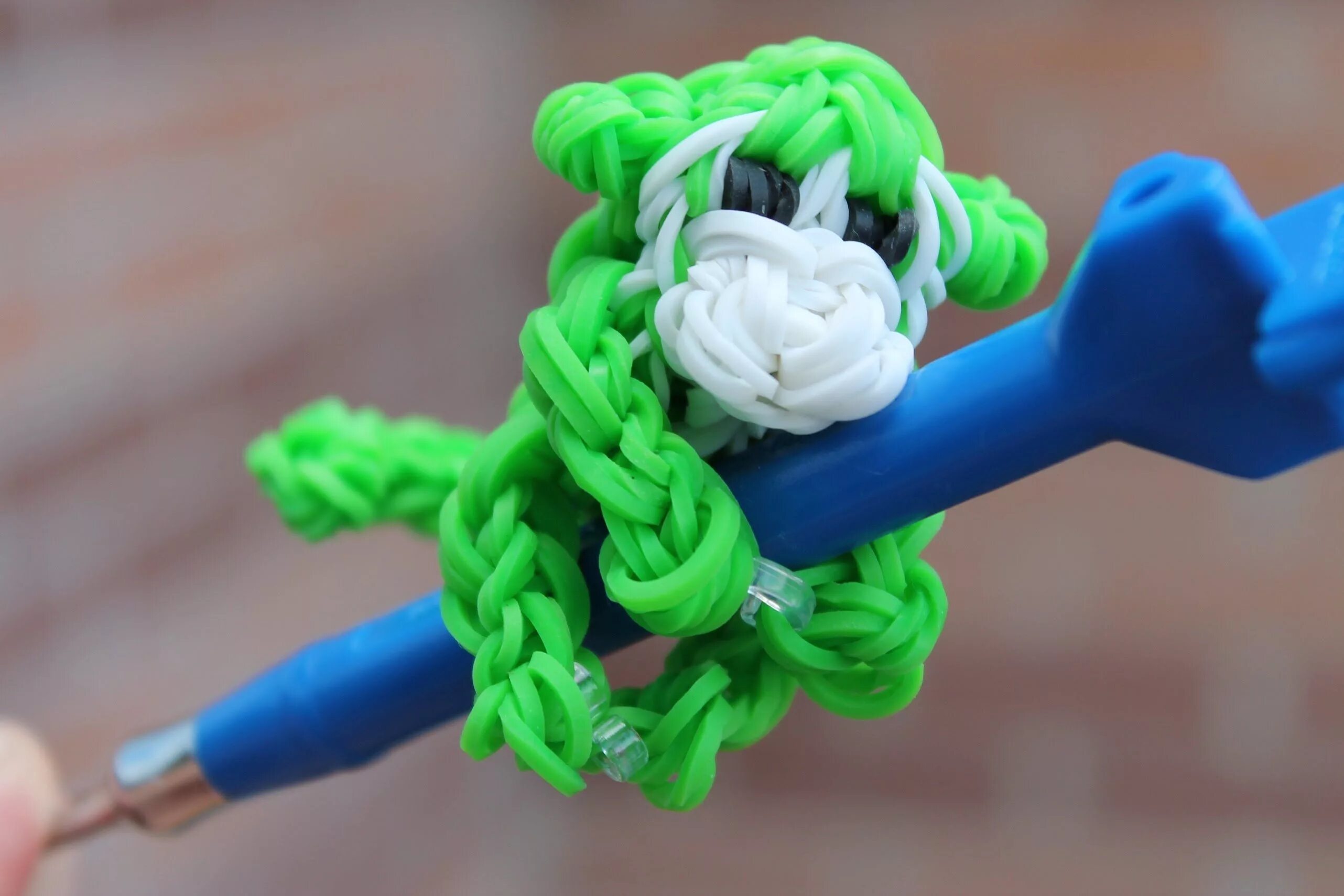 Фигурки из резинок для плетения. Резиночки рейнбоу лум фигурки. Фигурки на рогатке. Украшения из резинок для плетения. Плетение резиночками на рогатке.