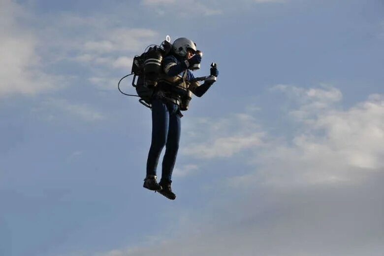 Полет человека видео. Реактивный ранец ДЖЕТПАК. Jetpack Aviation jb10. Rocketman - реактивный ранец. Ранец летающий jb10.