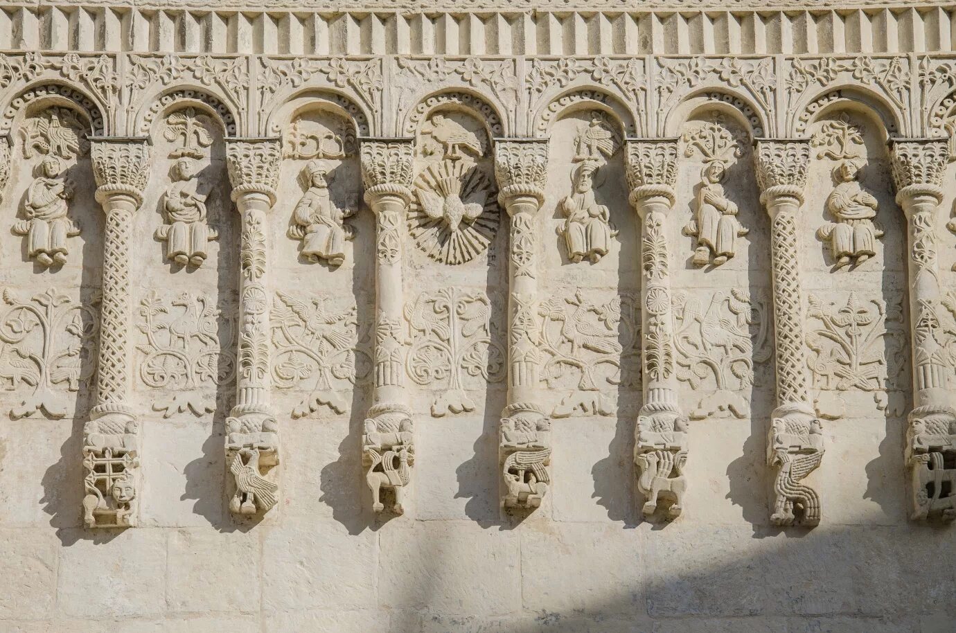 Грифон дмитриевский собор. Резьба дмитриевского собора. Белокаменная резьба дмитриевского собора во владимире. Резьба дмитриевского собора. Дмитровский собор во владимире каменная резьба.