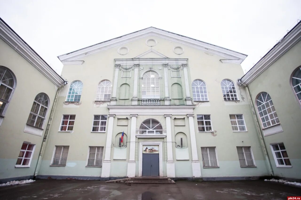 Псков центр города. Псковский кром достопримечательности пскова. Псков исторический центр. Псков центр улицы. Город псков учреждения.