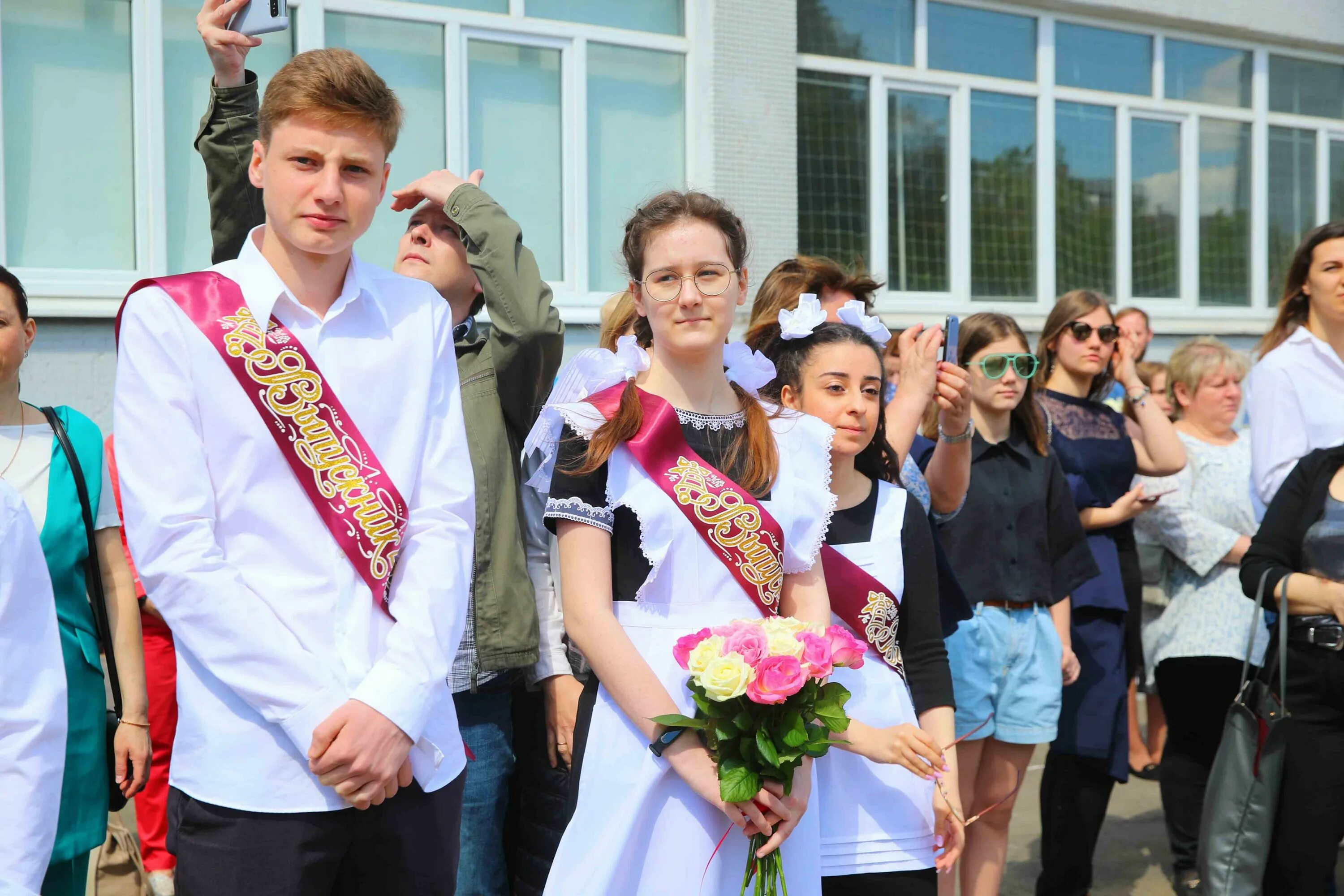 Выпускники школ видео. Выпускной. Выпускники школы. Школьный выпускной. Выпускник 9 класса.