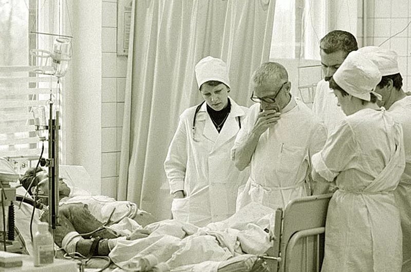 Советские врачи были. Советский хирург Амосов. Амосов Полевая хирургия.